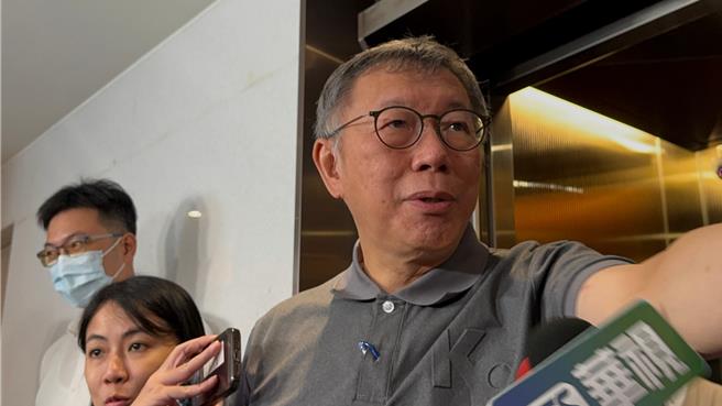 針對黃珊珊擔任「善後小組」召集人，民眾黨主席柯文哲今（19）日南下高雄出席青年營隊，下午媒體追訪時，他停下腳步受訪回應，球員跟裁判會是不同組的人，不管調查結果怎麼樣，黨內還有中央委員會、中評會會把關。（柯宗緯攝）