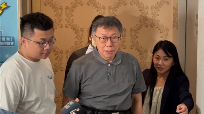 針對黃珊珊擔任「善後小組」召集人，民眾黨主席柯文哲今（19）日南下高雄出席青年營隊，下午媒體追訪時，他停下腳步受訪回應，球員跟裁判會是不同組的人，不管調查結果怎麼樣，黨內還有中央委員會、中評會會把關。（柯宗緯攝）