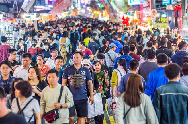 行政院主計總處8月16日公布去年2023年家庭收支調查結果，嘉義市平均每個家庭可支配所得再創歷史新高，圖為文化路夜市人潮滿滿。（嘉義市政府提供／呂妍庭嘉義傳真）