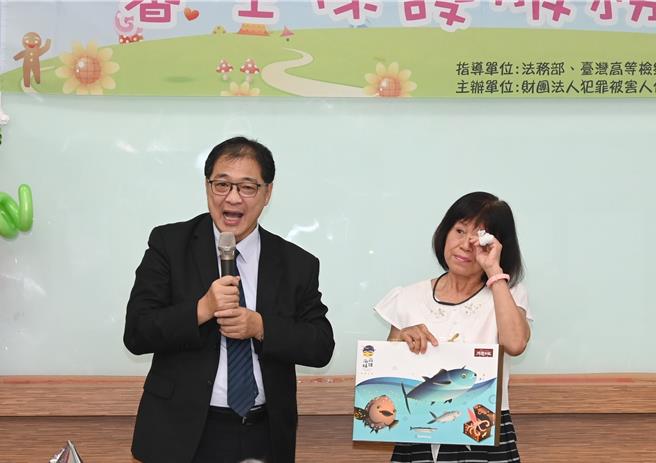 法务部长郑铭谦（左）鼓励馨生人林小姐，迈向新的生活。（林瑞益摄）