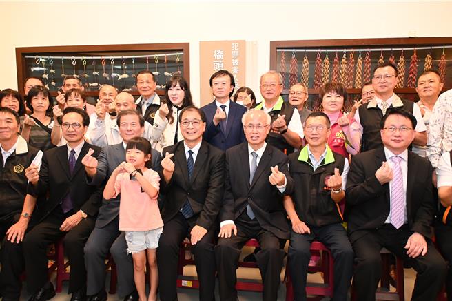法务部长郑铭谦（前排左四）19日出席犯罪被害人保护协会台湾桥头分会在冈山区的台湾滷味博物馆举办的「馨生保护服务据点」揭牌仪式，他和与会人士合影。（林瑞益摄）