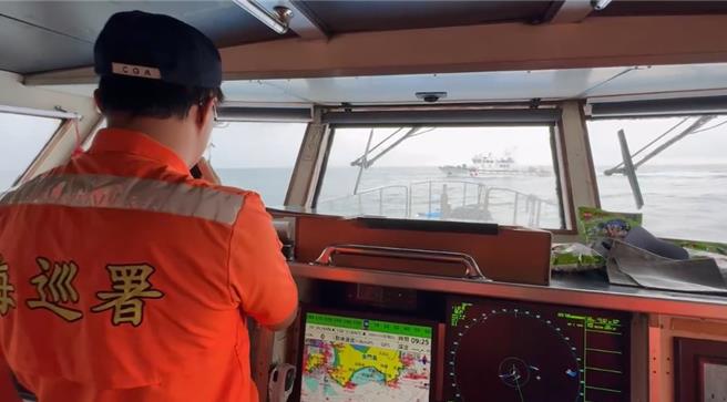 海巡雷達16日偵獲金門南方海域4艘大陸海警船集結，航入我限制水域，金馬澎分署立即指揮預置的巡防艇4艘，採1對1併航監控，全程廣播示警、蒐證驅離。（海巡署提供）