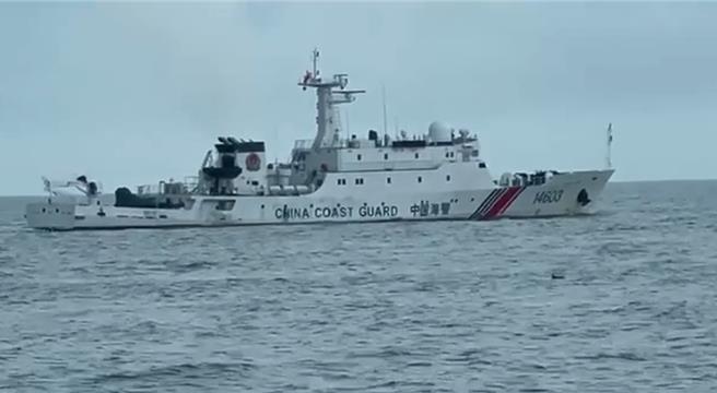 大陸海警船集結，隨即航入我限制水域，金馬澎分署立即指揮預置的巡防艇4艘，採1對1併航監控。（海巡署提供）