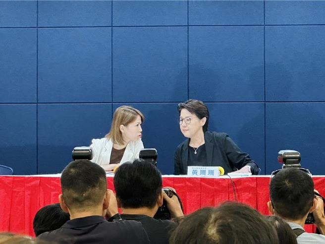 民眾党今天下午举行柯文哲总统大选政治献金查帐进度记者会，时任柯竞总总干事黄珊珊、时任竞总副总干事陈智菡出席。（杨亚璇摄）