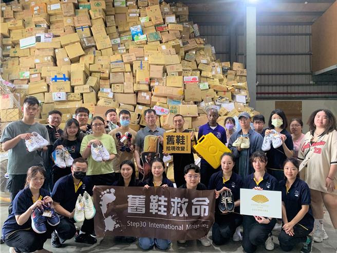 舊鞋救命國際基督關懷協會推動向民眾募集舊鞋送往東非，今（19）日舉辦舊鞋救命國際基督關懷協會十週年特展活動啟動儀式，新北市環保局副局長朱益君出席，肯定協會落實資源永續循環及人道救援的努力，並代表環保局捐出活動首雙愛心舊鞋。（新北市環保局提供）