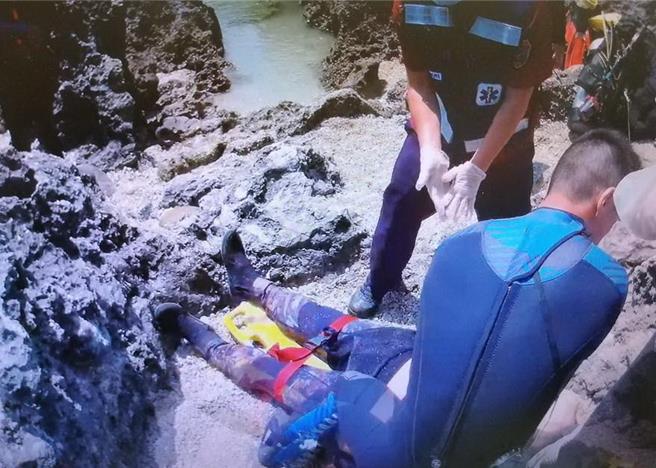 许姓女子陪男友同赴垦丁潜水，不幸发生意外溺水，抢救无效，家属向潜水公司及教练求偿败诉。（屏东消防局图片，示意图／郭良杰高雄传真）