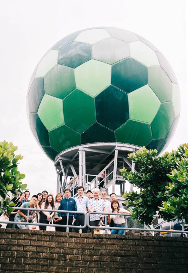 交通部长李孟谚（中）上午考察中央气象署垦丁气象雷达站，在迷彩绿外观的雷达站前合影。（气象署提供）