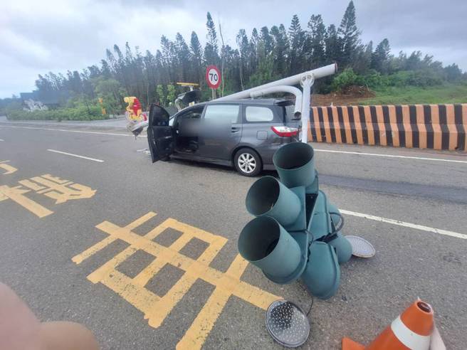 澎湖县道201线3.95公里处五德段岔路口发生一起车祸事故。（图警方提供／简铭柱翻摄）