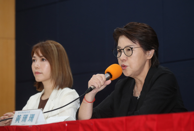 時任競總總幹事黃珊珊（見圖）與時任競總副總幹事陳智菡19日舉行「柯文哲總統大選政治獻金查帳進度記者會」，報告查帳進度。（劉宗龍攝）