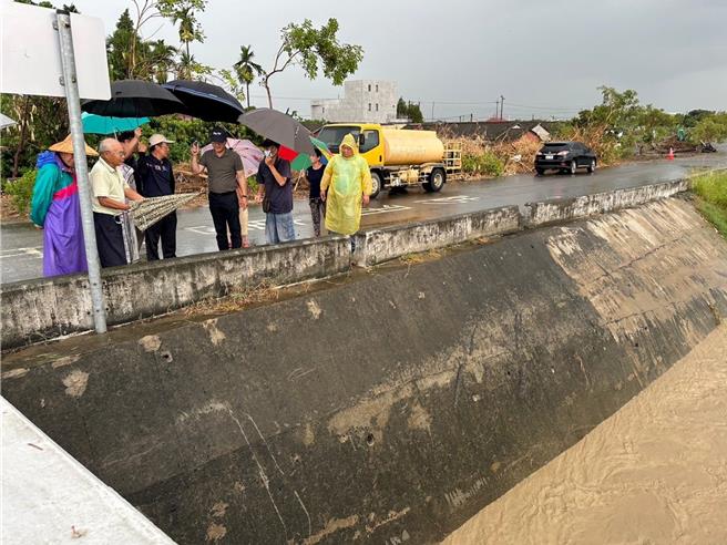 雲林縣各鄉鎮因凱米颱風受創，為解決災後各種問題並防範未來災害，立委劉建國（右四）邀第5河川分署長吳明華等人進行跨鄉鎮會勘，19日劉建國表示將全力爭取中央各方資源，希望有效改善雲林的防洪、排水、水土保持等問題。（劉建國服務處提供／張朝欣雲林傳真）