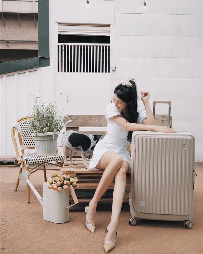 Crown全新色选BOXY燕麦奶白，打造仙女下凡、回头率满点的look。（Crown提供／黄唯淯台北传真）