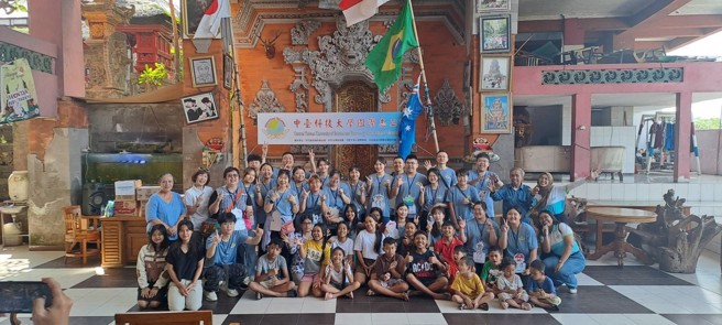 志工隊與Panti Asuhan Dharma Jati II孤兒院孩童們留影紀念。(照片/中臺科技大學提供)