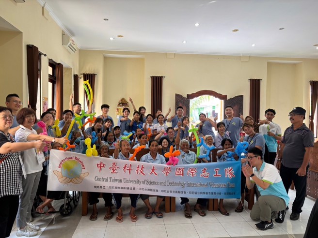 志工隊在PSTW Wana Seraya老人院與長輩們合影。(照片/中臺科技大學提供)