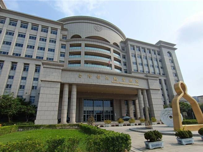 彰化1對胡姓夫妻毆打凌虐、私行拘禁2名中度智能障礙人士，並盜領2人存款，其中1人趁著外出替胡男買菸時報警，才讓案情曝光，彰化地院審結，夫妻2人依凌虐、私行拘禁、侵占、使公務員登載不實等罪判刑。（葉靜美攝）