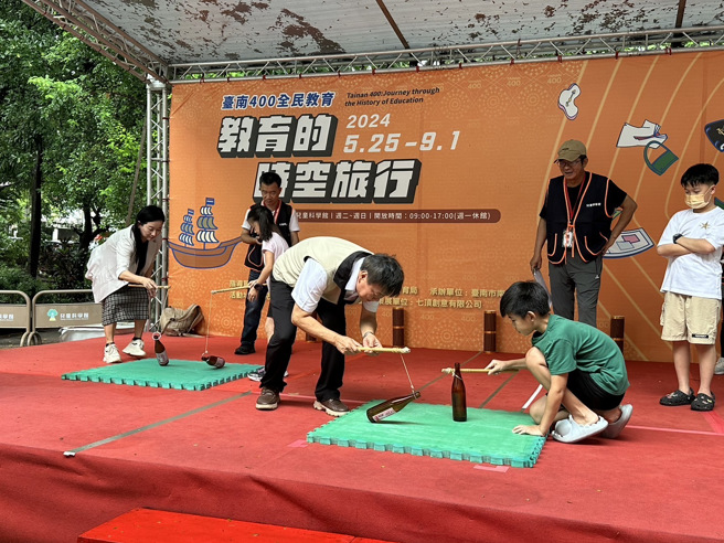 示範賽由教育局鄭新輝局長、南瀛科教館何秋蓮館長、仙草實小李志軒校長等人組成「童心隊」與現場參與活動的孩子組成的「飛揚隊」進行對抗。(照片/臺南市政府教育局提供)