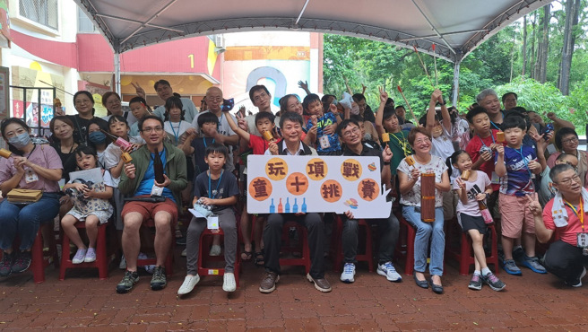 「臺南愛Learn！科學跳一夏」活動日前在兒童科學館舉行，10項跨領域科學主題與復古童玩吸引許多民眾帶小朋友到場體驗。(照片/臺南市政府教育局提供)