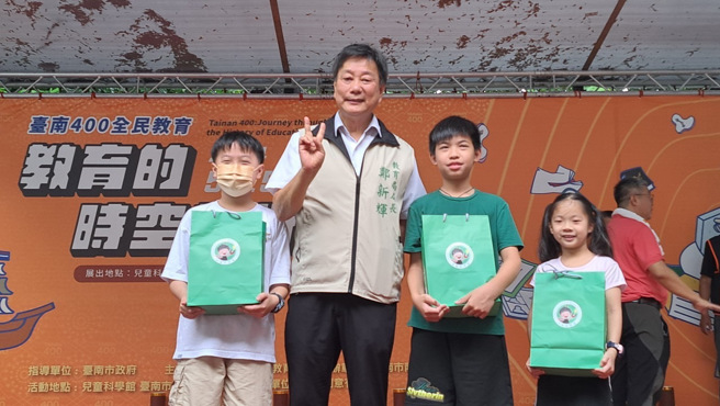 教育局鄭新輝局長指出，希望透過寓教於樂的過程，增進親子間的感情，傳承上一個世代童玩的的回憶與智慧。(照片/臺南市政府教育局提供)