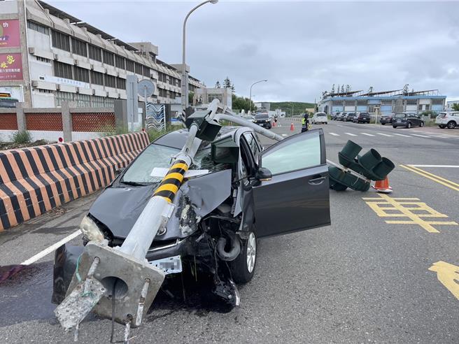 2024年8月19日澎湖縣／澎湖201號縣道19日下午發生一起駕車自撞路旁號誌桿，燈桿直壓車身事故。（許逸民攝）