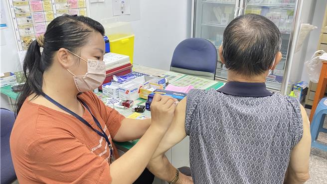 台中市衛生局釋出2萬餘劑13價肺炎鏈球菌疫苗給且從未接種過、65歲長者免費接種。（台中市衛生局提供／馮惠宜台中傳真）