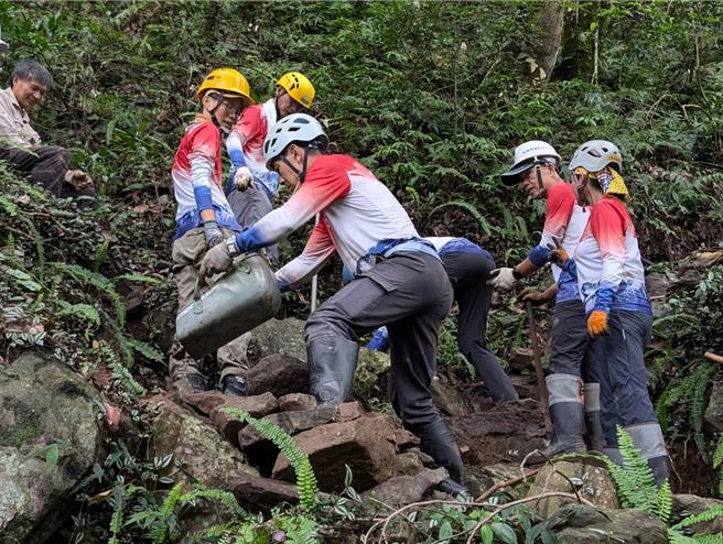 以自然工法，取现地的碎砂石填补缝隙。（林业署台中分署提供／李京升台中传真）