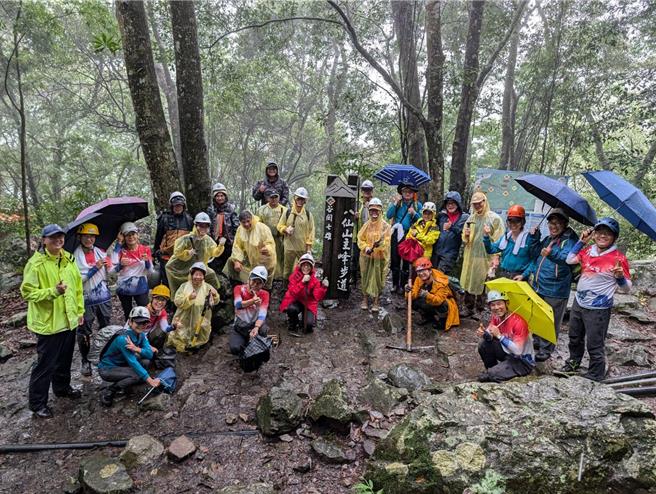 即使下雨，也浇不熄步道志工们的热情。（林业署台中分署提供／李京升台中传真）