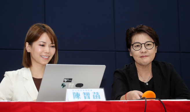 时任竞总总干事黄珊珊（右）、时任竞总副总干事陈智菡（左）19日举行「柯文哲总统大选政治献金查帐进度记者会」，报告查帐进度。（刘宗龙摄）