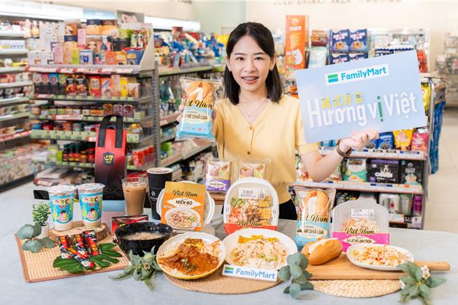全家于21日起以「越式好食」为主题，推8款全新越南风味特色美食，包含便利商店首见的咖啡、冰沙、主食、轻食等。（吴松翰摄）
