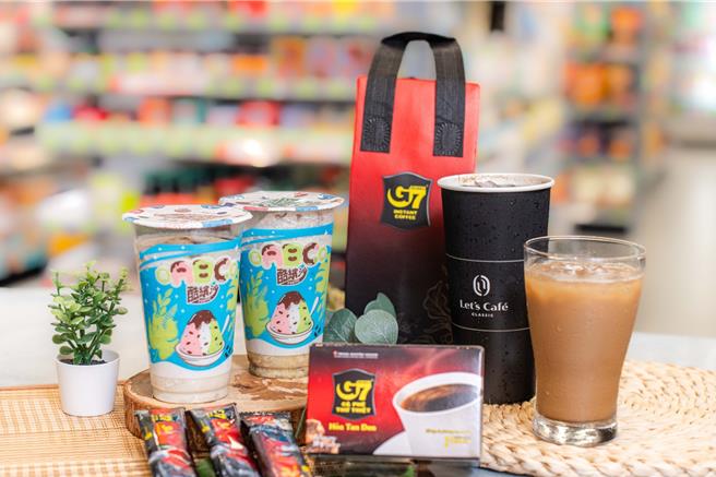 全家Let's Café独家新品「G7越南咖啡拿铁」（右）特大杯60元，21日至9月17日买就送限量G7保冷提袋；「南洋ABC酷缤沙」65元。（吴松翰摄）
