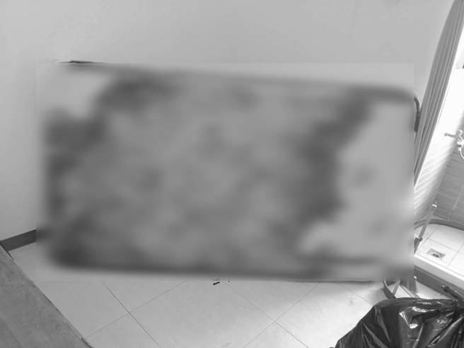 60多岁的老翁经济不宽裕，住处环境、物品简便。（于璥菖提供，照片经变色处理）