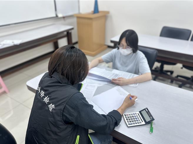 新北市劳工局今（19）日公布违法罔顾雇员权益的公司名单，统计此次公布名单共有310家业者，开罚1941万5000元。其中赫见知名高级食品厂商老协珍让员工超时加班还不给加班费，被裁罚13万元外，全家便利商店也因拒绝员工请生理假被裁罚2万元。（新北市劳工局提供）