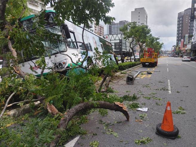 三重客運的司機在出勤酒測後，竟在車上偷喝阿比，導致路上失控撞車。（中時資料照）