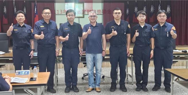 新北土城警分局于今（19）日举行8月份「联合勤教」会议，并颁发7月份落实勤务奖励暨绩优员警慰问金，鼓励优秀员警的表现。(土城警分局提供)
