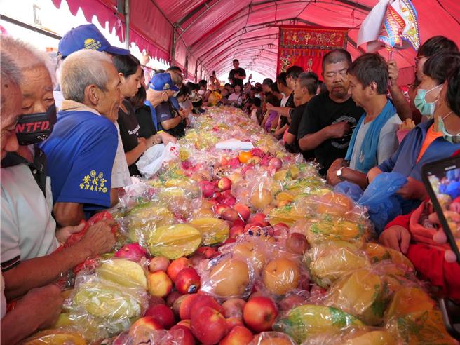 雲林縣北港朝天宮「慶讚中元普渡法會」，由朝天宮青果鋪提供「水果山」，信眾敬獻20餘萬元購買約4000公斤水果，中元節當天下午5點開放「搶水果」，不少人提前2小時到現場卡位。（張朝欣攝）