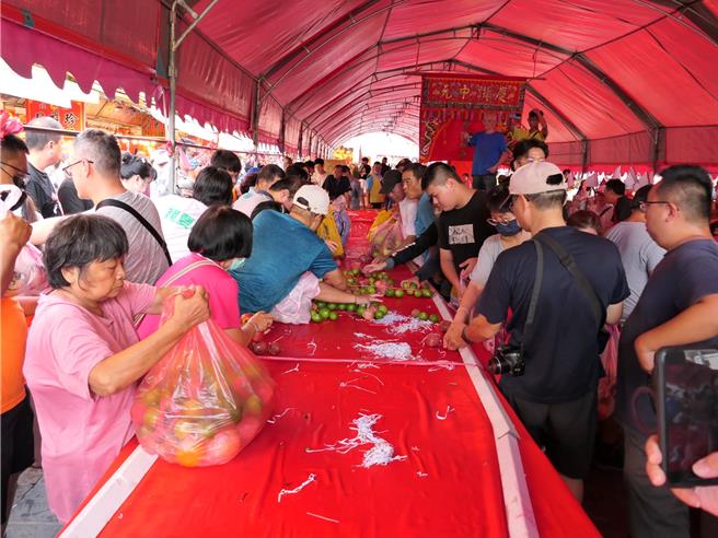 雲林縣北港朝天宮「慶讚中元普渡法會」，由朝天宮青果鋪提供「水果山」，中元節當天下午5點開放「搶水果」，不到10分鐘4000公斤水果就被一掃而空。（張朝欣攝）