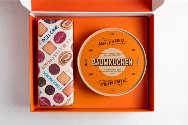 The MAPLE MANIA枫糖男孩推出「中秋限定年轮综合礼盒」，内含「枫糖年轮蛋糕」、「枫糖奶油夹心饼乾」。（The MAPLE MANIA枫糖男孩提供）