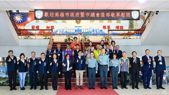 高雄市长陈其迈19日与高市议长康裕成偕同民间团体前往陆军第八军团指挥部，感谢国军部队于凯米颱风期间救灾的辛劳。（高市府民政局提供／洪浩轩高雄传真）