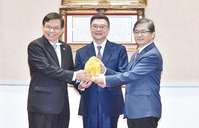 李孟谚(右)接下交通部长短短三个月时间，就因为外遇被踢爆而闪辞，立下阁员私德瑕疵去留新标准。（示意图／资料照）