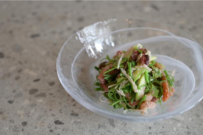 日洋料理店小钵筷的「夏日午后小食小酒音乐企划」，推出限定下酒菜芭乐鸭赏沙拉。（小钵筷提供）