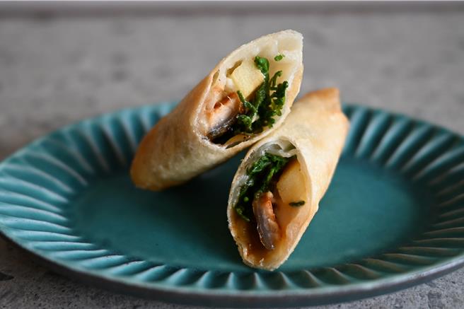 日洋料理店小钵筷的「夏日午后小食小酒音乐企划」，推出限定下酒菜鳗鱼春卷。（小钵筷提供）