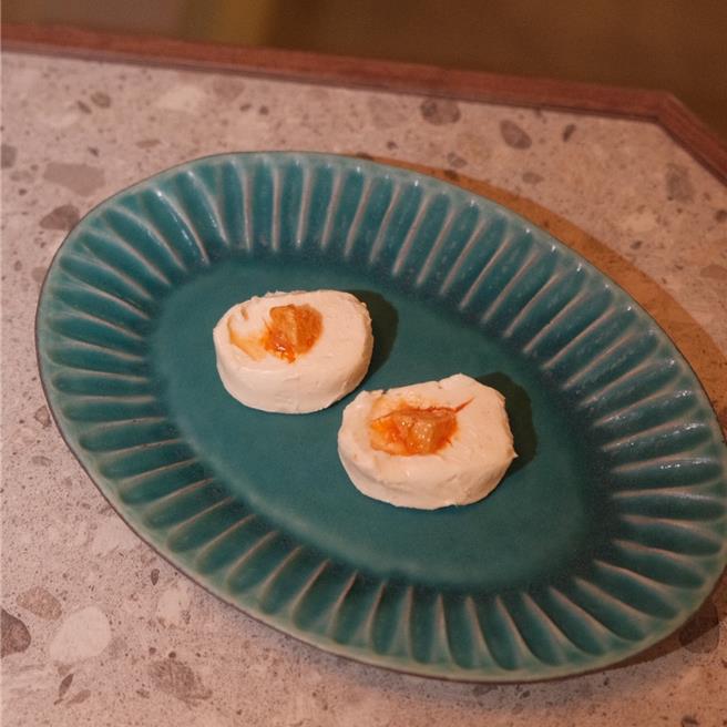 日洋料理店小钵筷的「夏日午后小食小酒音乐企划」，推出限定下酒菜腐乳起司。（小钵筷提供）