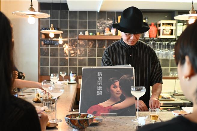  「夏日午后小食小酒音乐企划」，DJ在现场播放歌曲，陪伴宾客吃吃喝喝。（小钵筷提供）