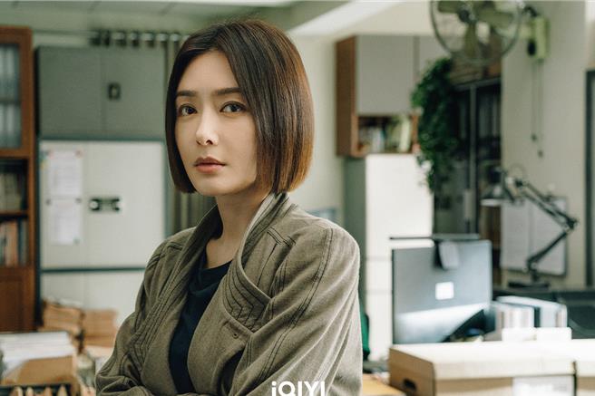 秦岚又美又飒的短髮制服造型，让剧迷眼睛为之一亮。（iQIYI国际站提供）