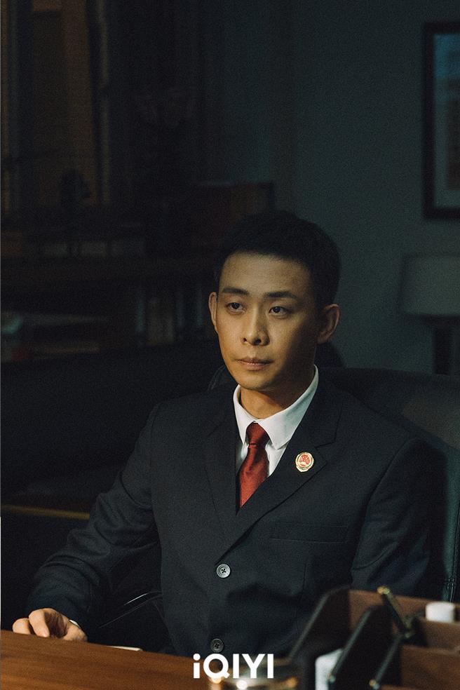 张译饰演未成年人检察部的主任雷旭。（iQIYI国际站提供）