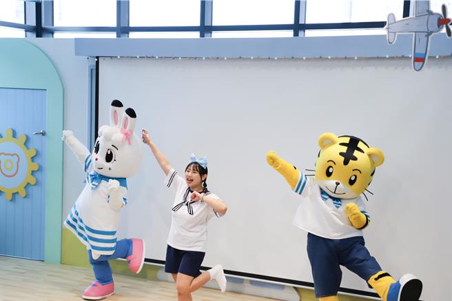 小孩界的巨星「巧虎」、「琪琪」以海洋造型酷萌登場，一起唱對跳巧虎夢想樂園主題曲。（巧虎夢想樂園提供）