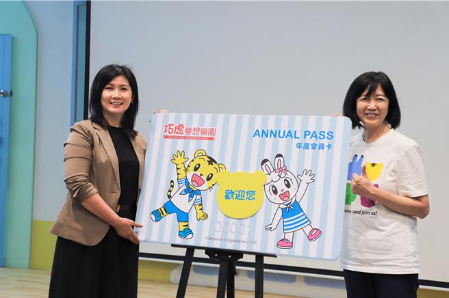 國泰飯店觀光事業營運事業部營運長黃絢霞(左起)、日商倍樂生台北分公司商品事業處品牌授權策略經理謝惠琪一同進行開卡儀式。（巧虎夢想樂園提供）