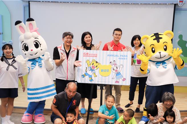 桃園市政府觀光旅遊局局長周柏吟(後左三起)、國泰飯店觀光事業營運事業部營運長黃絢霞、和逸飯店・桃園館客房副協理劉威辰，及日商倍樂生台北分公司商品事業處品牌授權策略經理謝惠琪出席巧虎夢想樂園年卡發行記者會，並與海洋造型的巧虎、琪琪合影。（巧虎夢想樂園提供）