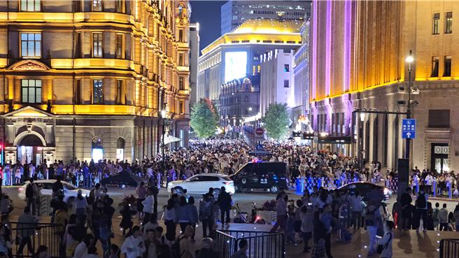 近期上海不少游客晚上到外滩游玩时，遭遇「套路卖花」，看到小贩短短15分钟盯上情侣7次，先假称送花后开始道德勒索高价收费。（吴泓勋摄）