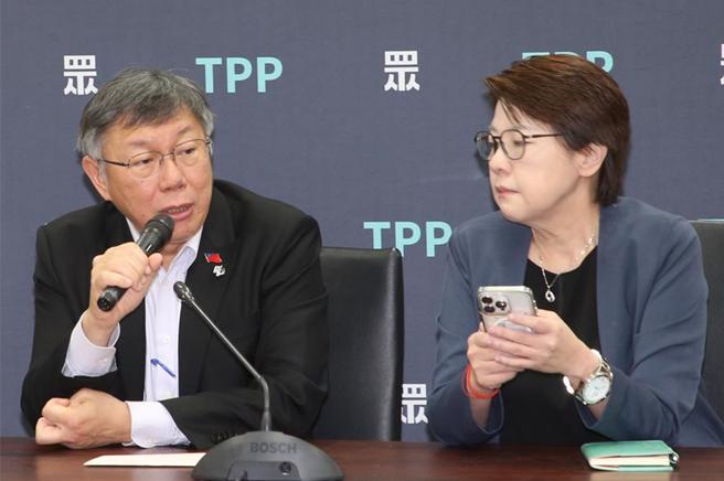 柯文哲(左)稱民眾黨沒有內帳，又叫備受質疑的黃珊珊(右)負責善後小組，被批評請鬼拿藥單。（示意圖／資料照／趙雙傑攝）