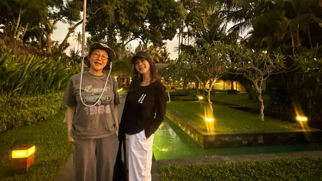 蓝心湄(左)与陈美凤(右)一起飞往峇里岛旅游。（图／翻摄自陈美凤 脸书）