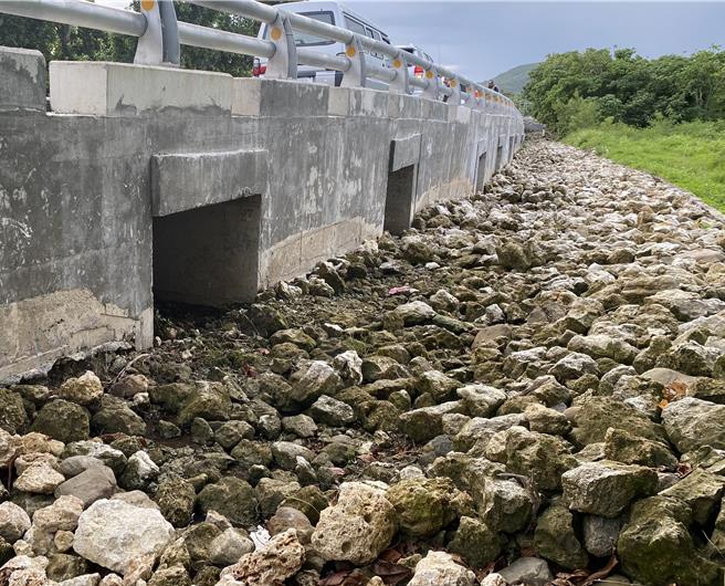 公路局於墾丁打造陸蟹廊道。（蔡明亘攝）